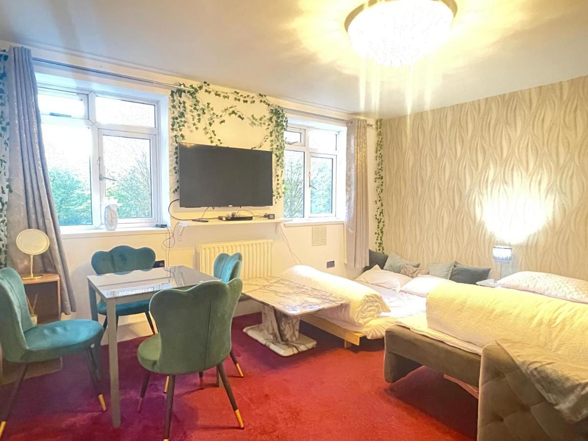 Room With Shared Kitchen Лондон Екстериор снимка